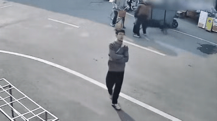 养狗还是要栓绳啊