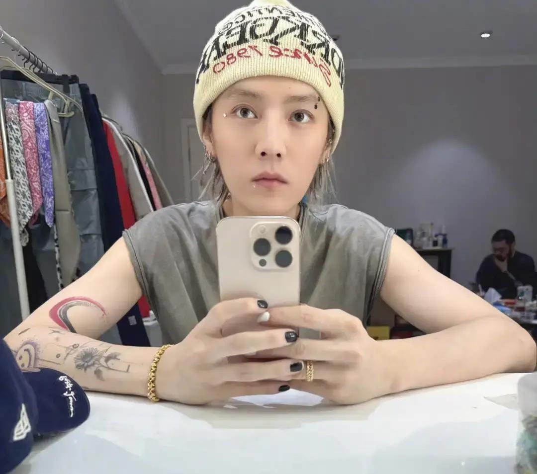 鹿晗被拍到和司晓迪单独吃饭，照片里俩人笑得跟上学那会儿逃晚自习一样。七年没跟关