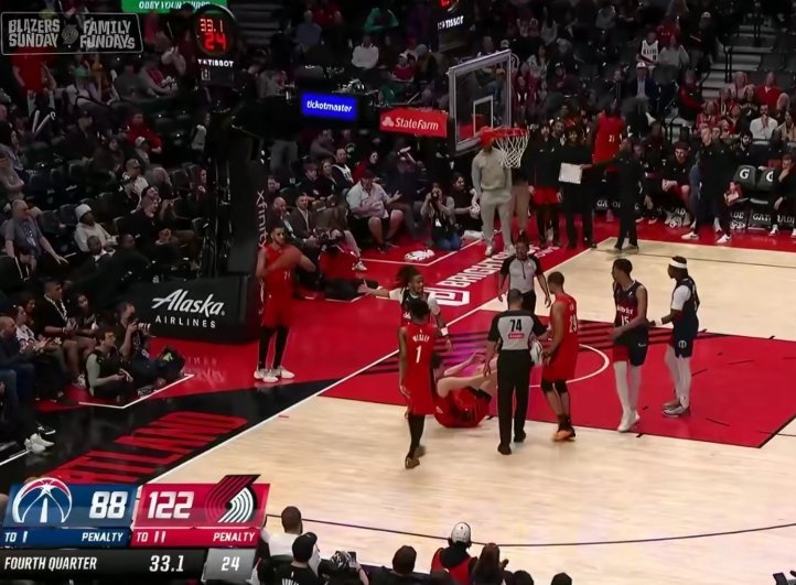 杨瀚森6分4板1帽杨瀚森末节登场11分钟，6分4板1帽，4罚全中+空篮暴扣，正负