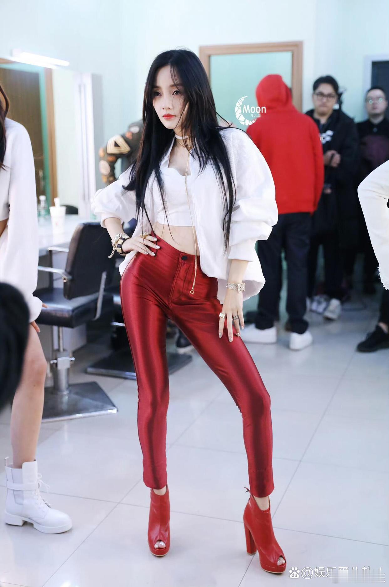 李小璐这红裤子，好看吧？