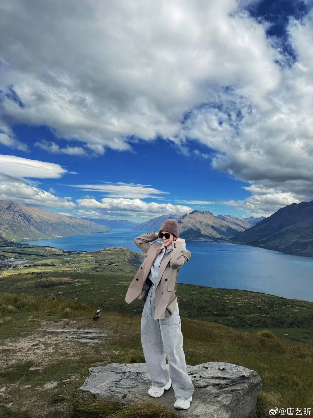 唐艺昕在《乘风2026》状态直接封神！甜酷切换自如，舞台气场全开，笑容依旧明媚亮