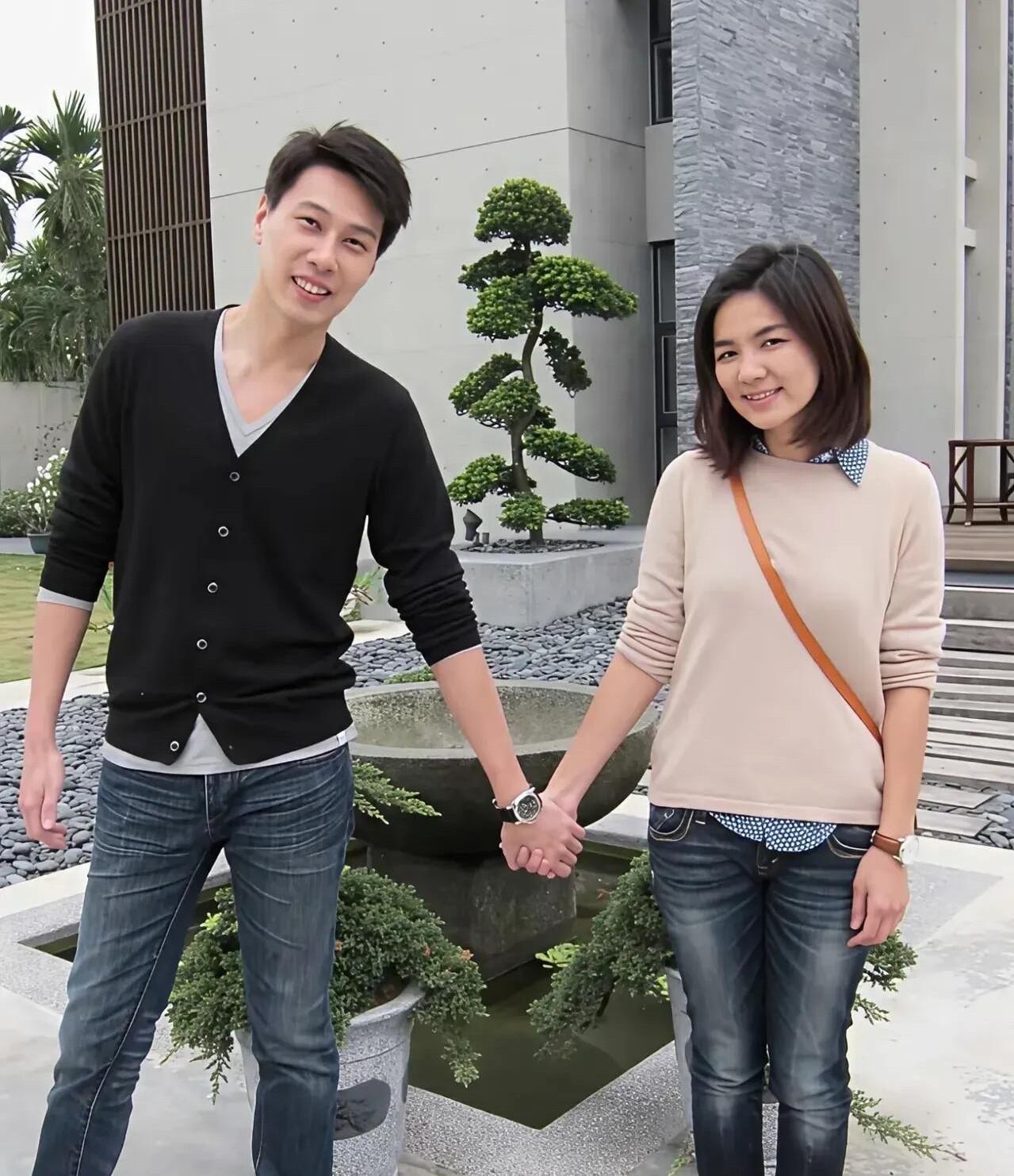 想不到他们是一对夫妻。不过这没有化妆的女神，颜值和形象跟荧幕上差的有点多，不说名