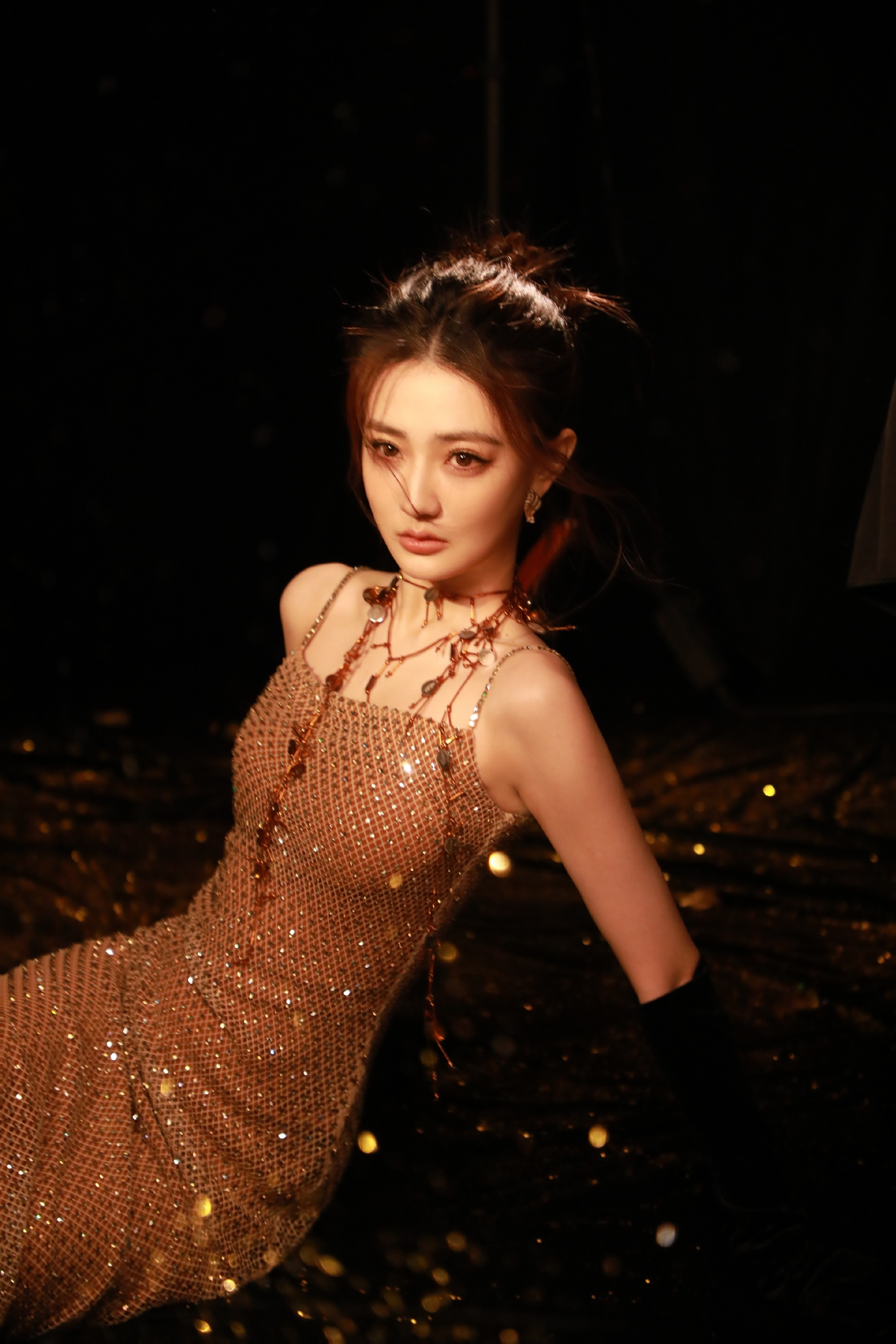 徐璐优雅妆造，吊带长裙显婀娜，复古感满满的内娱姐姐。徐璐