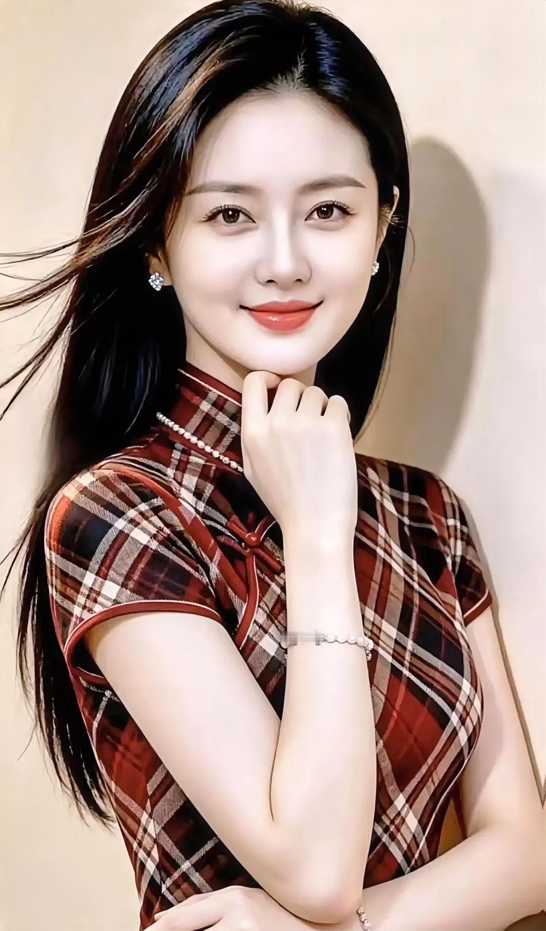 风牵发梢轻扬，笑意暖如春阳。红格旗袍裹着温婉，珍珠腕间亮。回眸那