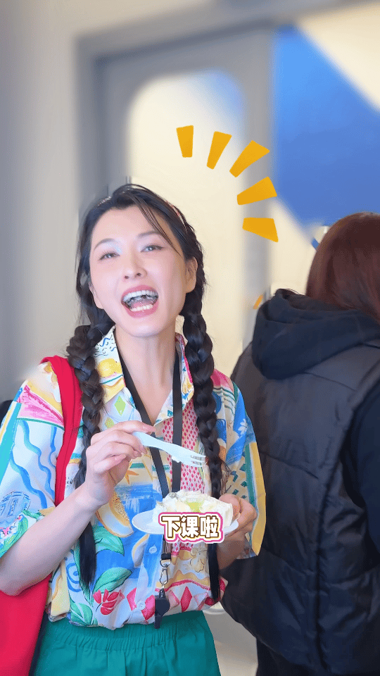 徐洁儿上一秒妈咪下一秒女鹅给徐洁儿戴无框眼镜的简直天才  谁懂啊！徐洁儿这反差感