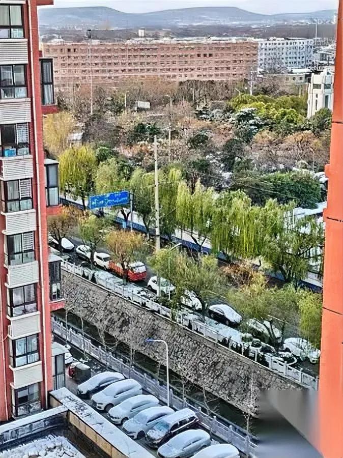 现在有车比没车还闹心！不是油贵，是回家没地儿塞！我们小区晚上像被车“淹”