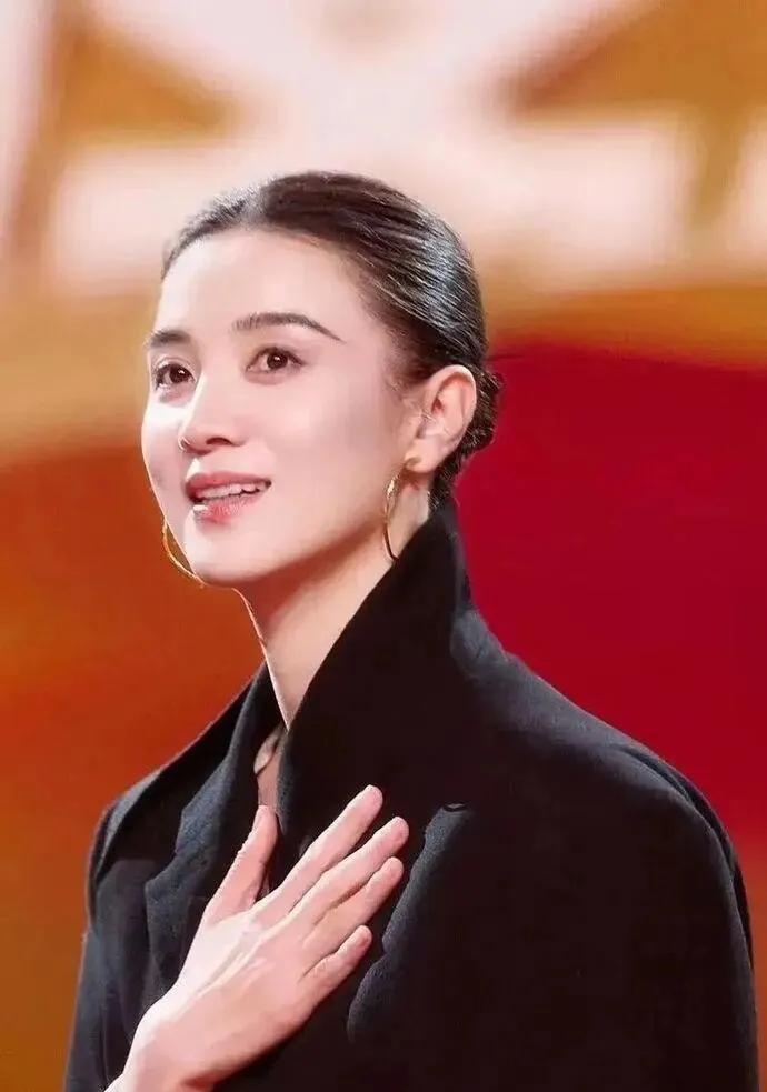 大明星隐婚多个细节被曝光，人设崩塌背后有什么秘密？宋佳和导演王伟结婚这事，网友