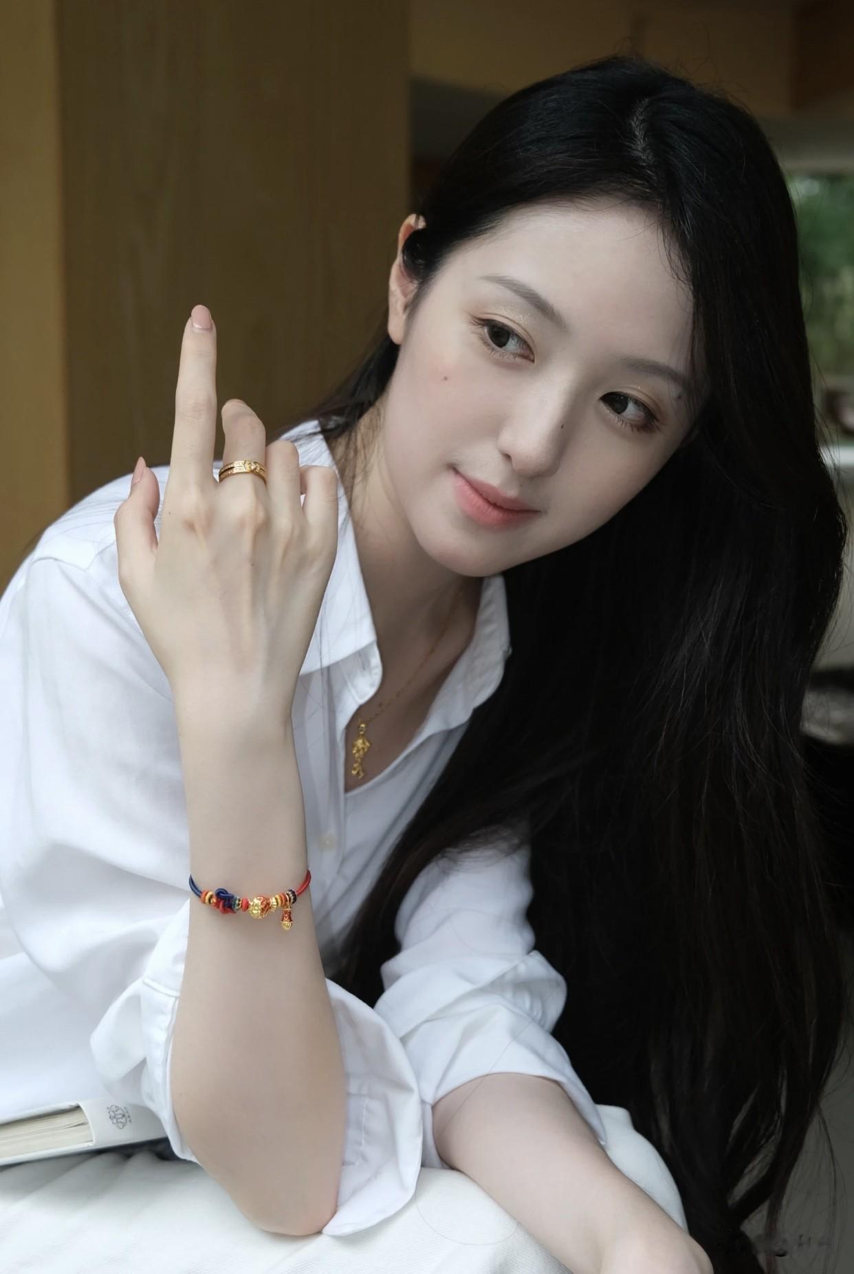 东方气质能有多迷人东方美似清茶，淡雅悠长。真正的东方美人，不靠浓妆艳抹，不靠夸张