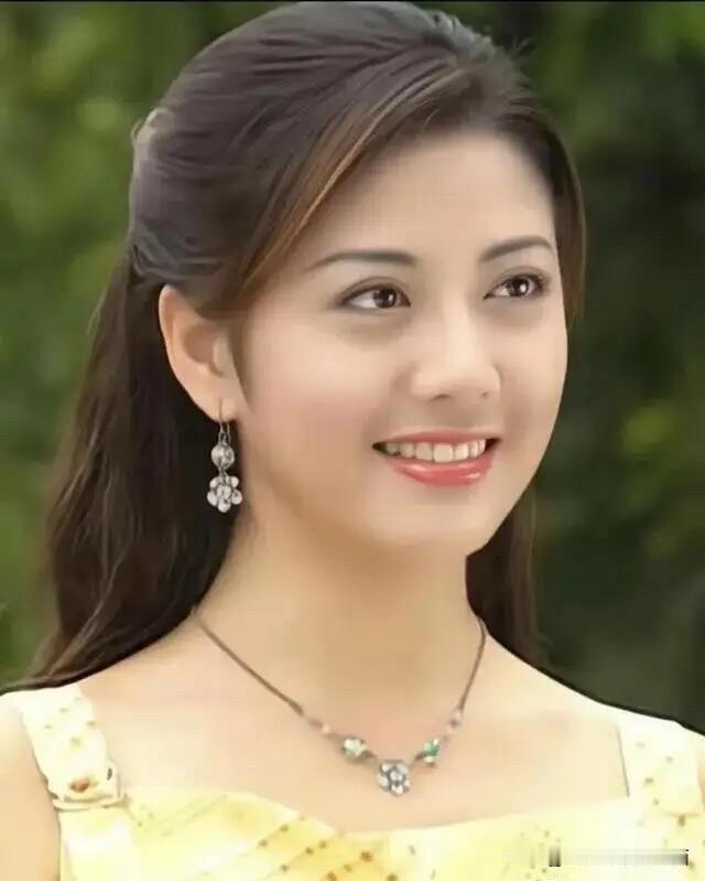 真是让人怎么也是想不懂，这么好看的一个女演员，脸蛋那么精致，笑容那么甜美，优雅大