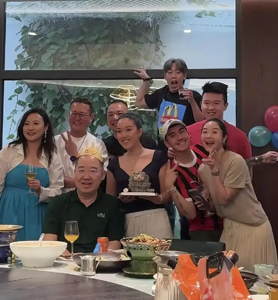 英达这场66岁的寿宴，茅台开了，蛋糕也切了，唯独大儿子巴图和两个亲孙子的座位，从