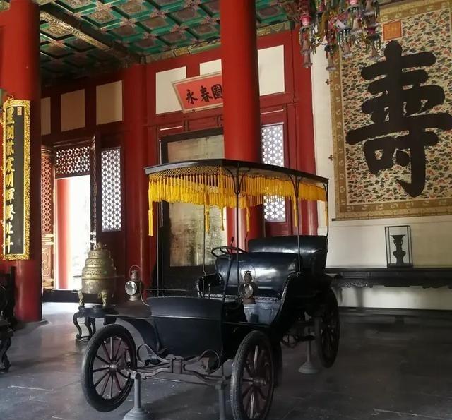 1901年，慈禧太后过60大寿，袁世凯为了巴结她，送给她一辆进口奔驰汽车