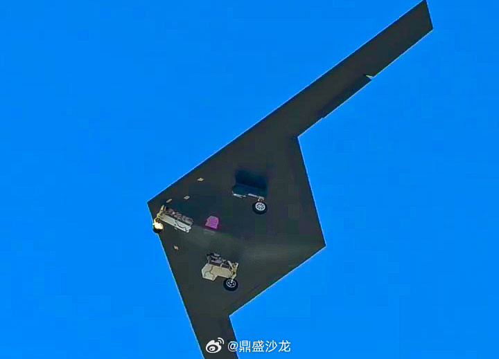 烽火问鼎计划最近有人在希腊拍到了RQ-180隐身无人机的图像，其机身下方有大