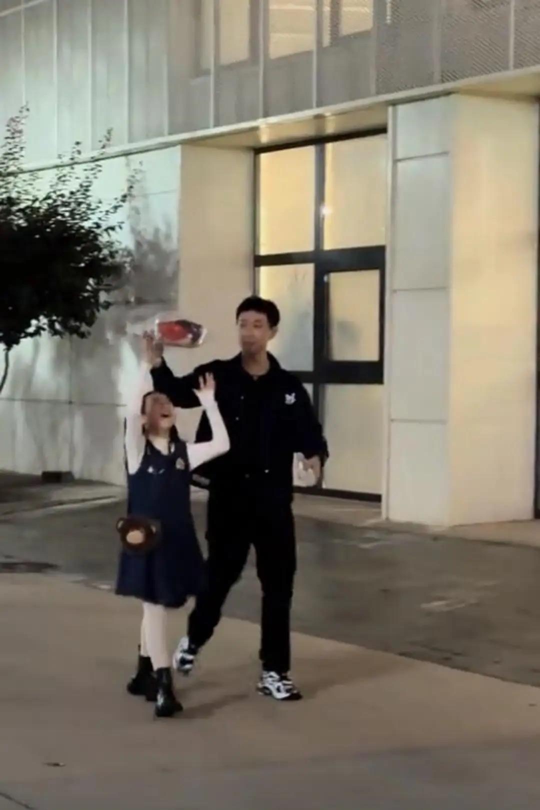 10月6日，有网友在张维伊话剧演出现场偶遇董璇携女儿酒窝探班。现场细雨飘落，张维