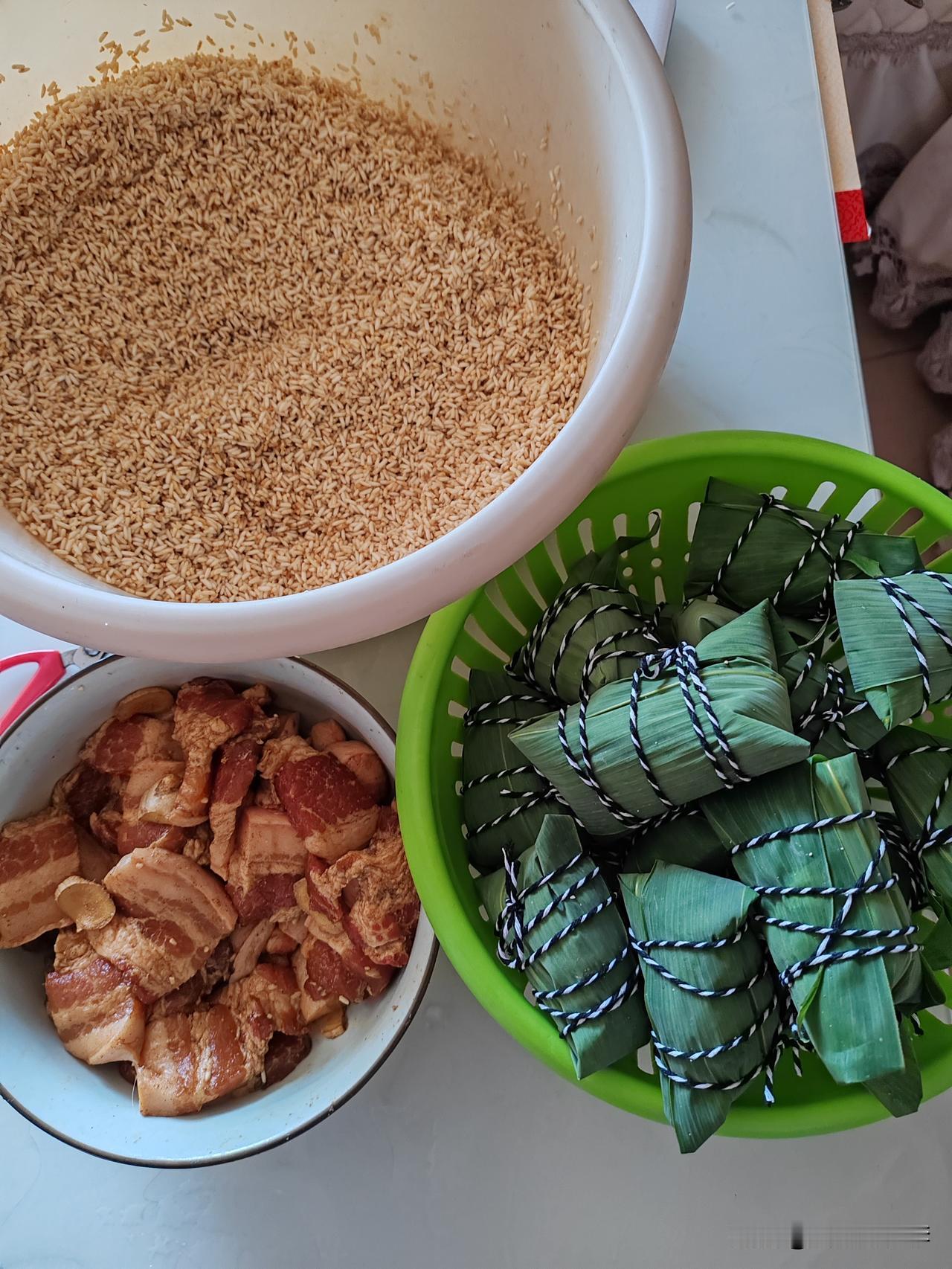 今天上跳班又包了粽子，一分钟都没休息，累并快乐着！一大早买了五花肉，下班直奔