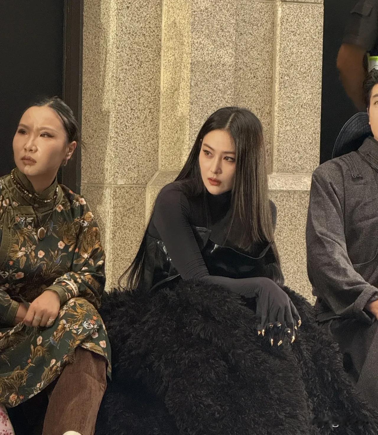 网友们对于张馨予的颜值，表示质疑，因为她自己拍摄的照片，永远比媒体路人拍摄的照片