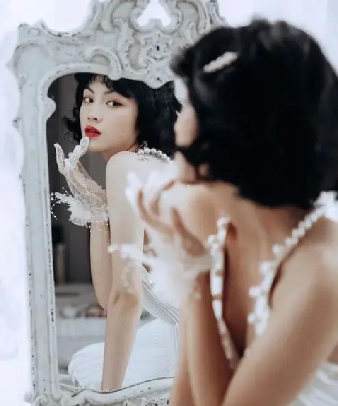 2013年9月，王菲和李亚鹏结束了十年的婚姻。就在王菲发微博说“这一世，夫妻缘尽