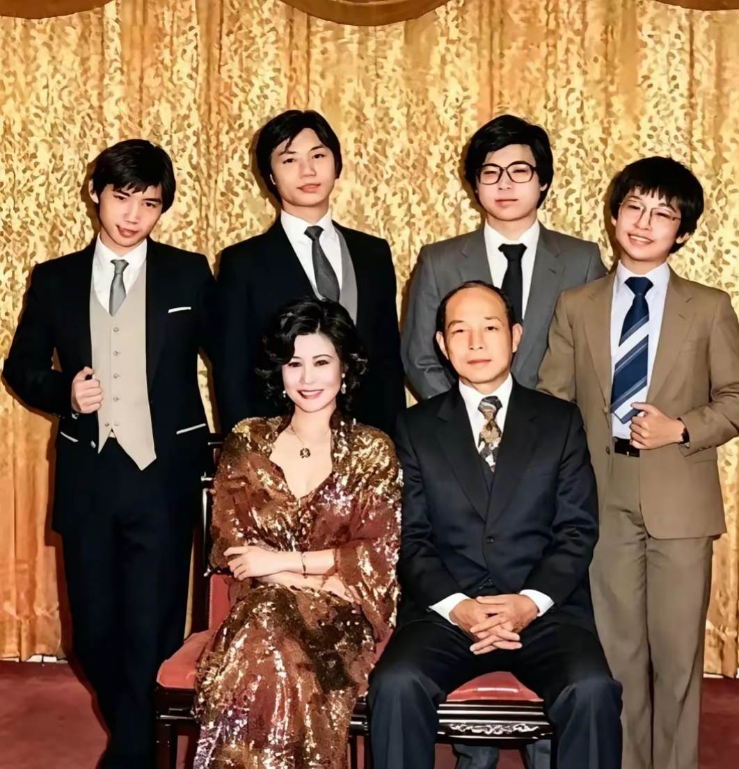 这张是霍英东和三太太林淑端，以及他们四个儿子霍显光、霍显扬、霍显强、霍显旋的全家福。霍英东和林淑端当