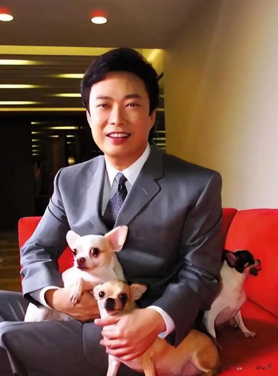 一次，费玉清到香港演出结束，走在马路上看到了一处楼盘，就告诉助理：“你去帮我问问