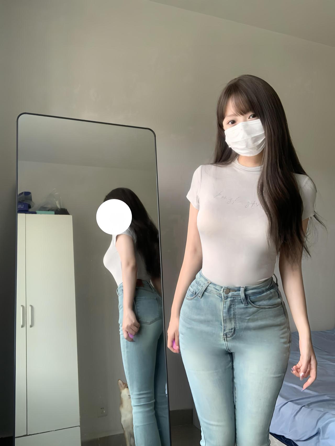 家人们，浅色牛仔裤简直是穿搭界的“万金油”！怎么搭都透着股清爽劲儿，谁穿谁知道香