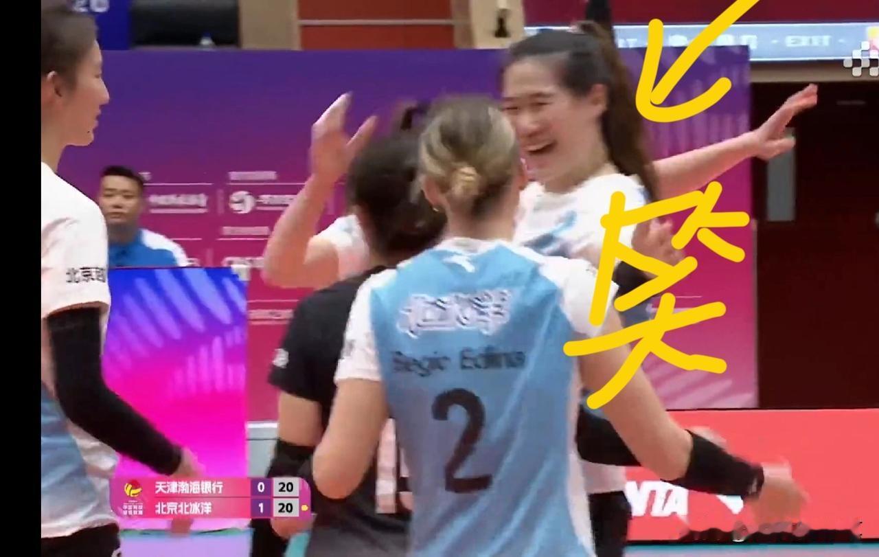 王云蕗笑得好快活啊[呲牙笑]原来孟豆与自由人孙婉鋆为积极争抢一个球，把球颠到对手