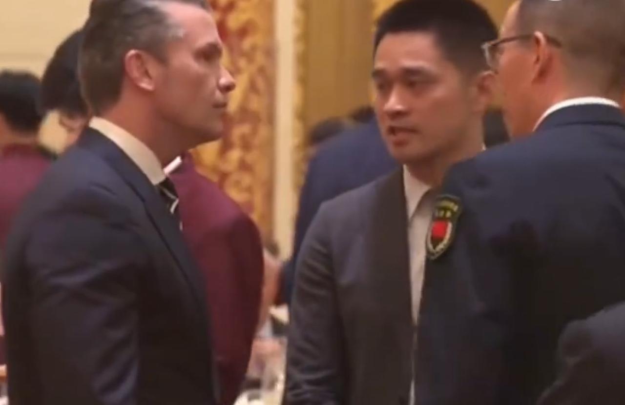 美防长和中方在宴会前聊天，满脸的严肃和尊重，这一幕令日本网友破防！5月14日
