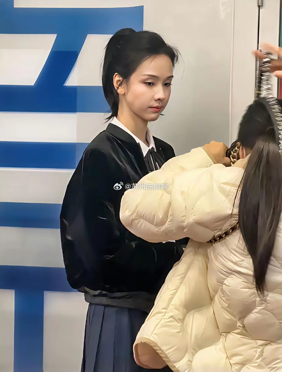 机场偶遇了陈都灵不知道为啥没电视里好看后面上网一查，发现陈都灵太瘦了，而且体态一