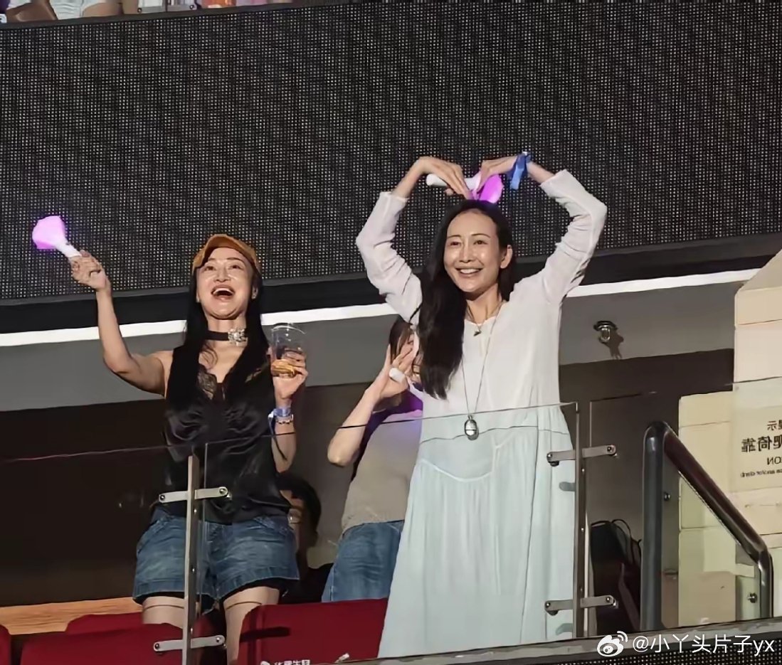 王鸥就这么素面朝天的去了那英的演唱会，明知道会有媒体，会有网络曝光，他还是选择素面朝天。当那英喊王鸥