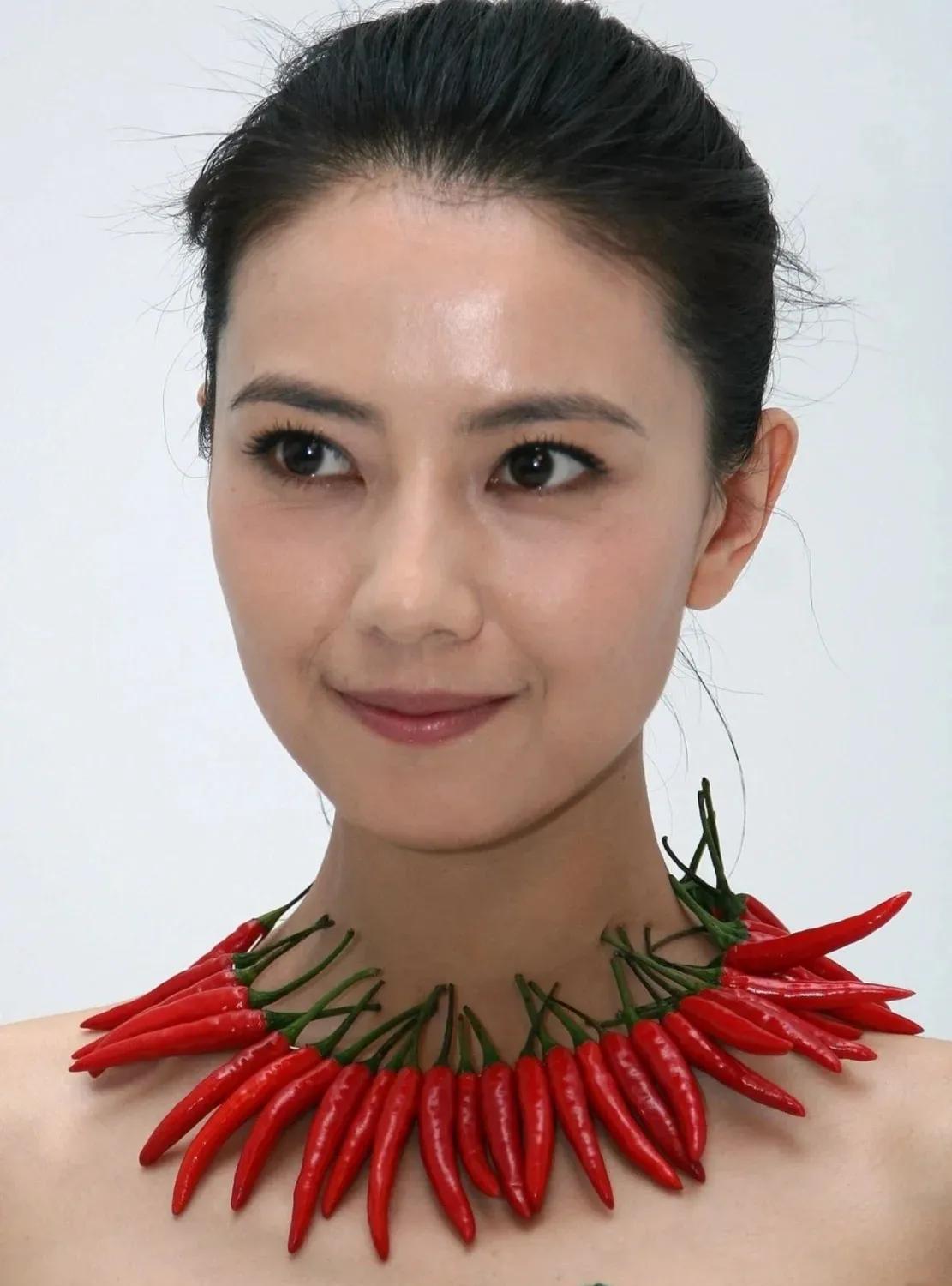 脖子上戴着一圈辣椒，穿的白菜裙子，没有美颜滤镜磨皮的高圆圆，颜值依旧在线。