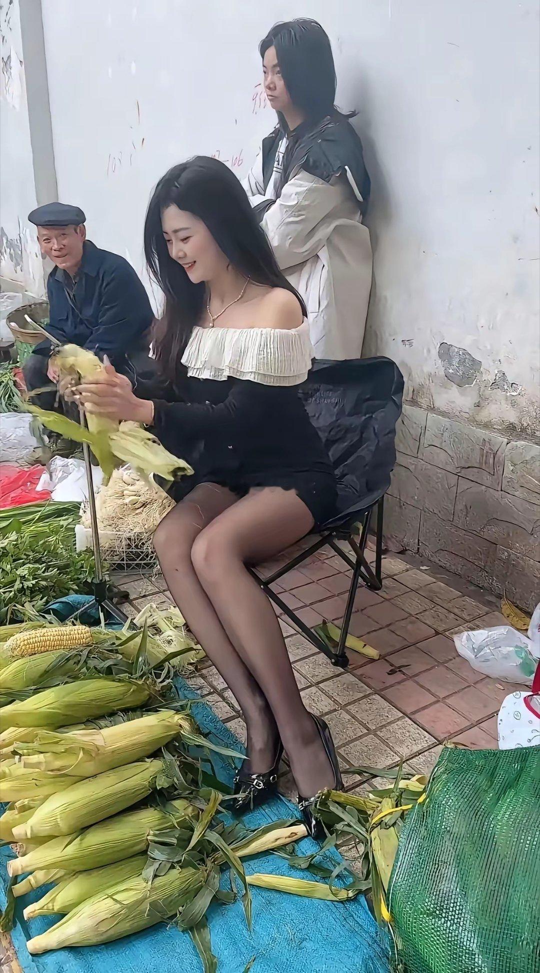大爷光搁这看美女直播，菜摊子都顾不上管了，一分钱没卖还傻乐呵！