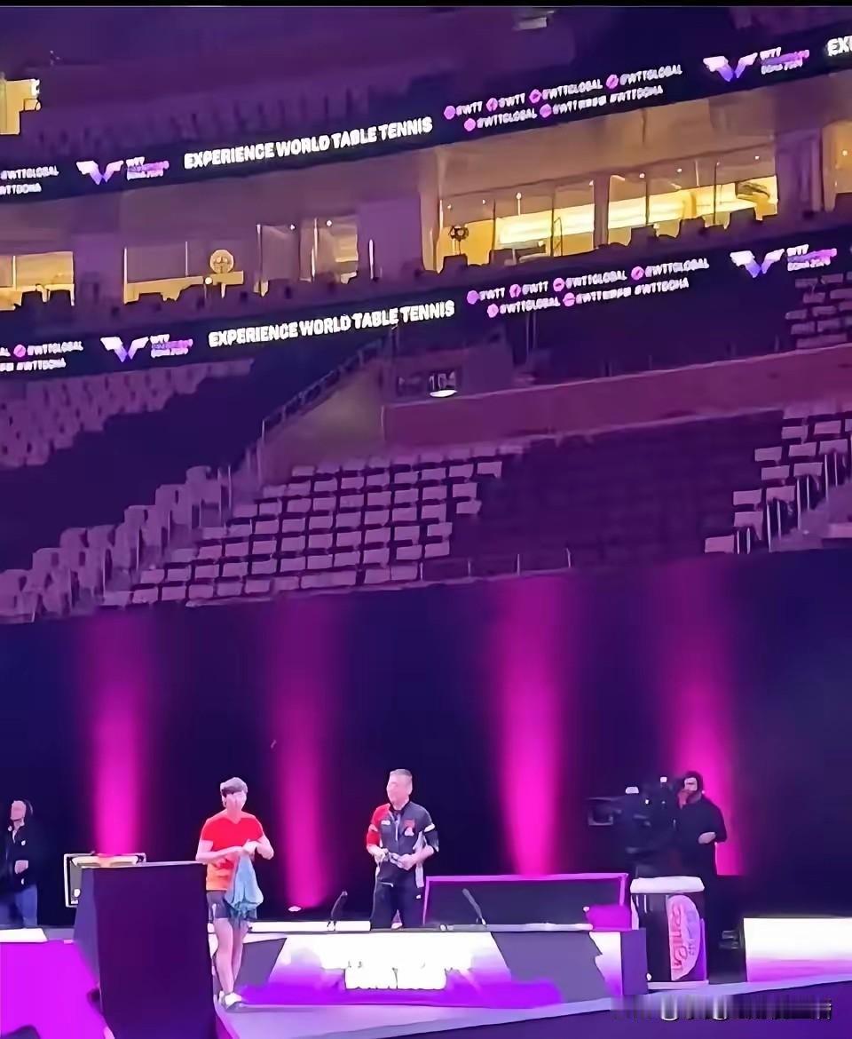 没看懂，明明王皓和马琳都去多哈了。女队王曼昱对阵大藤沙月的场外指导是马琳亲自上阵