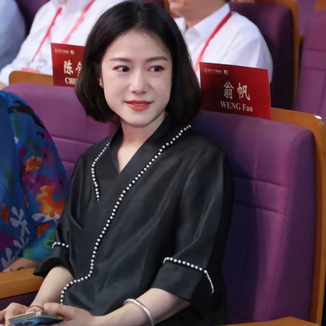 翁帆面容安详，表明内心是平静的。没有婆媳关系，没有孩子，不愁吃穿，平时就是琴棋书