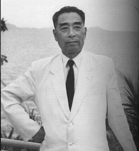 1949年的一天，周总理正在西花厅外散步，这时一个花匠走了过来。两人檫肩而过，双