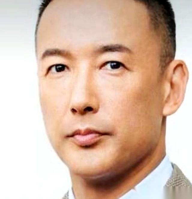 日本议员山本太郎，在国会直播镜头前，干了一件让全场鹰派脸色发白的事。他没咆哮，