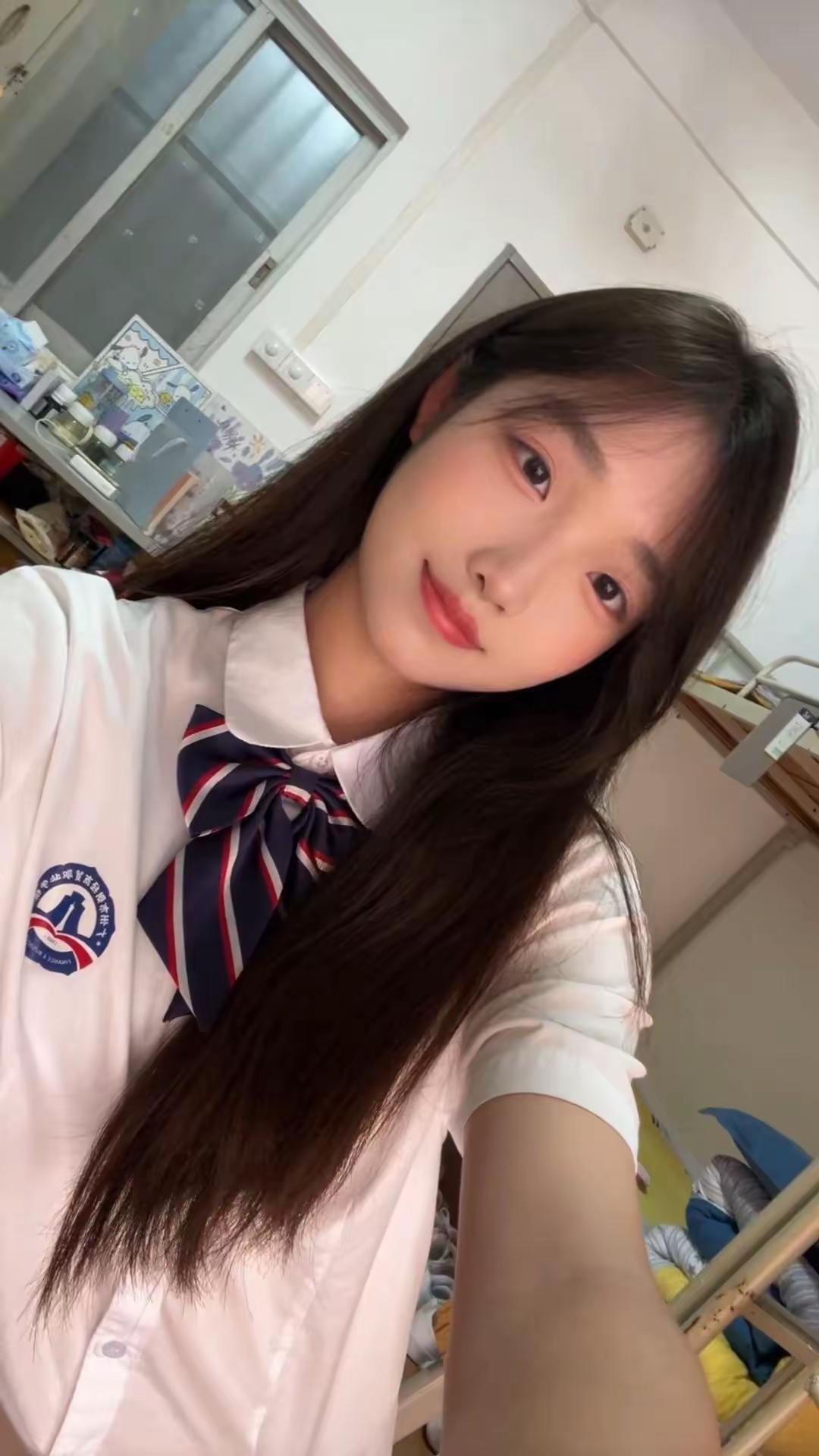 宿舍的灯光揉着校服的清甜，领结系住了少女的小美好，长发垂落的瞬间，连日常的琐碎都