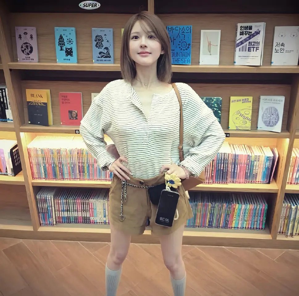 没人发现这两张照片很日系吗，，，充气感好重像充气娃娃，，，​​​