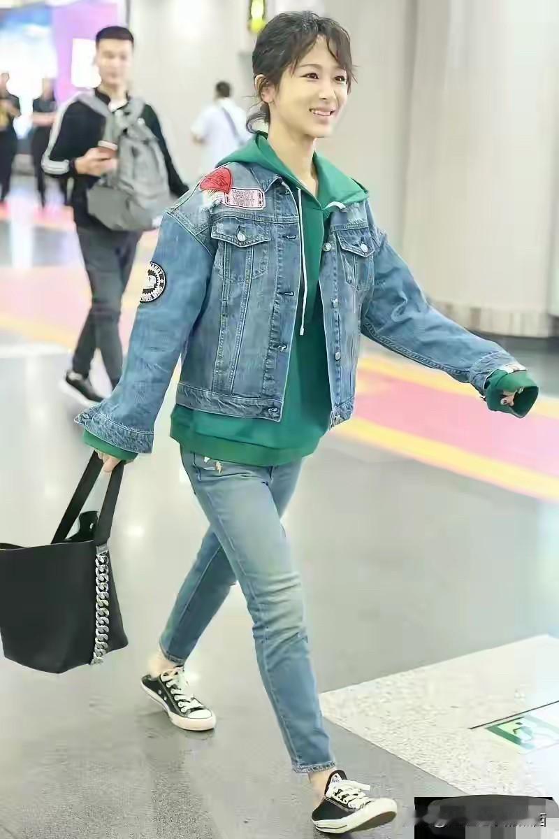 想不到女神现实中这么矮小一个，这样的形象跟电视上看到的千差万别，身材五五分，但凡