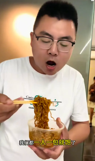 不得不说，郭威是世界上少有的人才，无论何时何地除了吃还是个吃，亲生父母和养父母之