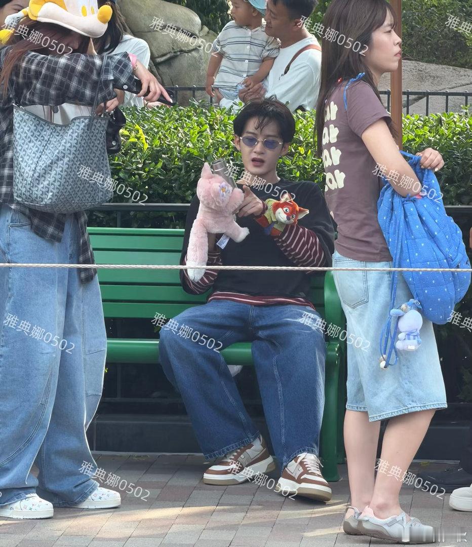 上海迪士尼偶遇檀健次，又白又瘦，口红不太合适​​​