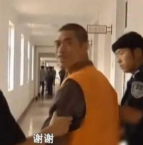2005年，死刑犯张顺兴吃完最后一顿饭，笑着跟母亲做最后的告别，然而，就在临刑枪