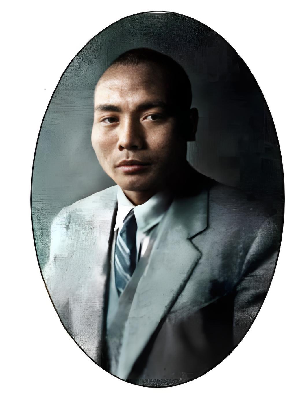这张1926年拍摄于上海的照片里，汤恩伯身着一套剪裁利落的浅灰色西装，内搭衬衫、