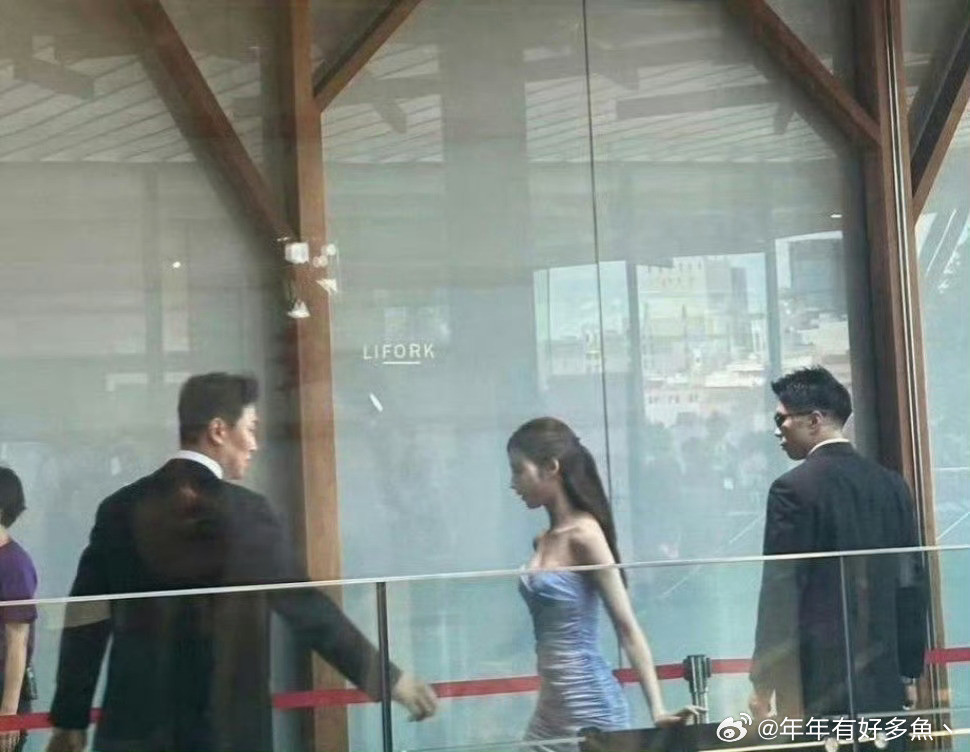 好身材真的就算隔着100米也很美，这太有视觉冲击力了