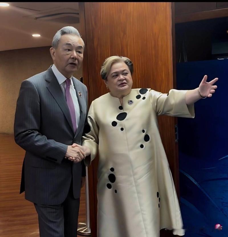 中菲外长会面！菲外长当面抗议，却不敢把话一下说死了7月22日在马尼拉中菲外长