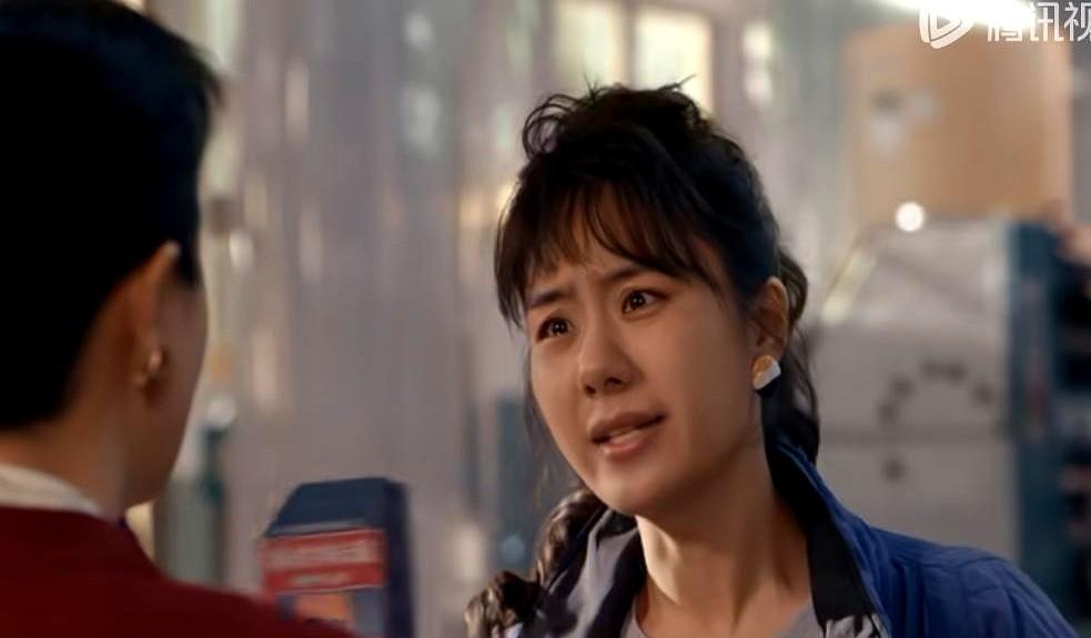 民政局门口，一个大男人哭到体面尽失。朋友帮忙摘婚戒，结果戒指死死“长”在肉里