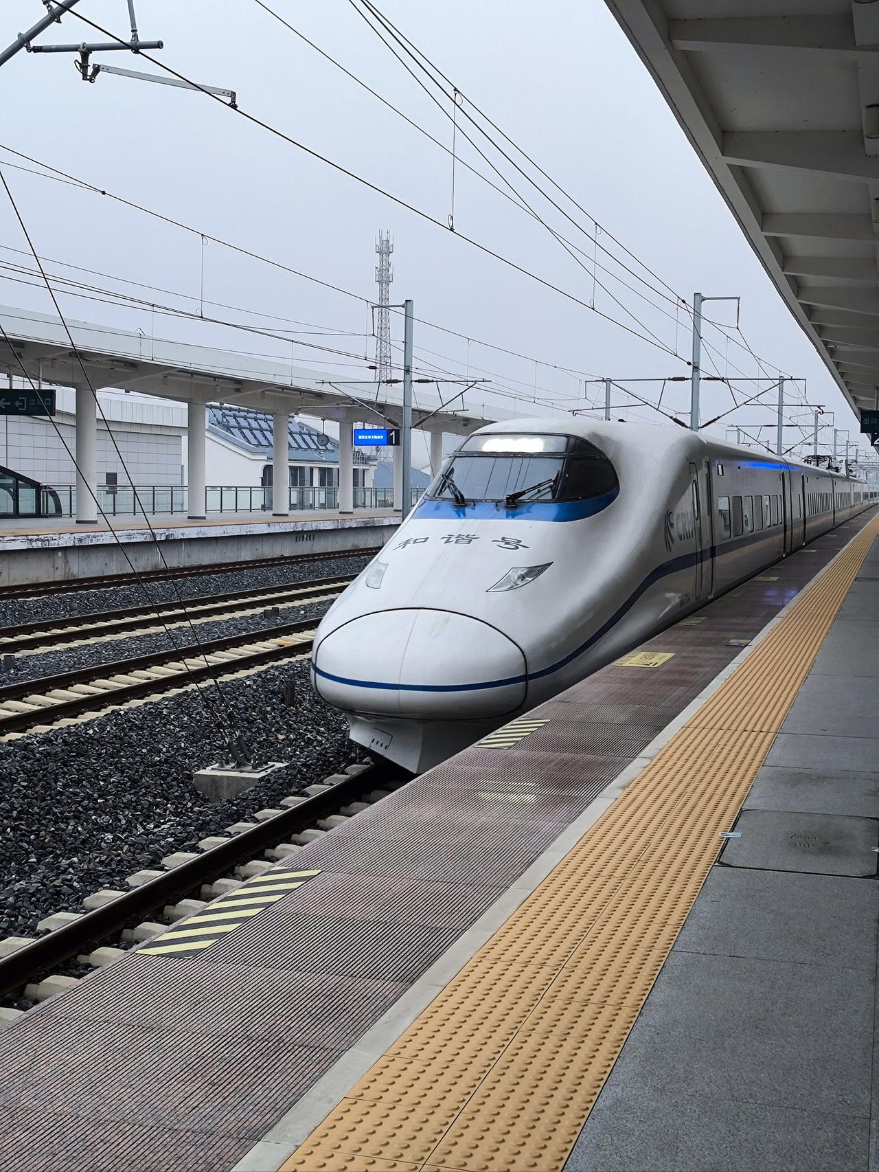 邻居小李从大城市回了小城市，舍弃没月2-3万的工作，考上小城的公务员，刚考上公务