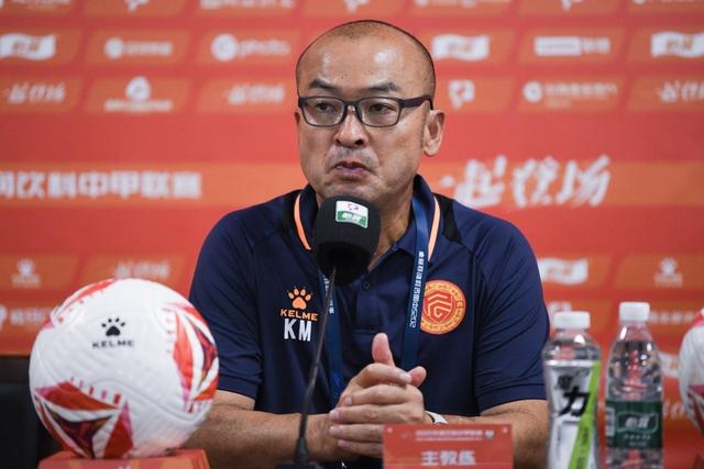 平果主帅: 重庆球员冲我喊“八嘎”, 冲超了不嫌丢人吗”