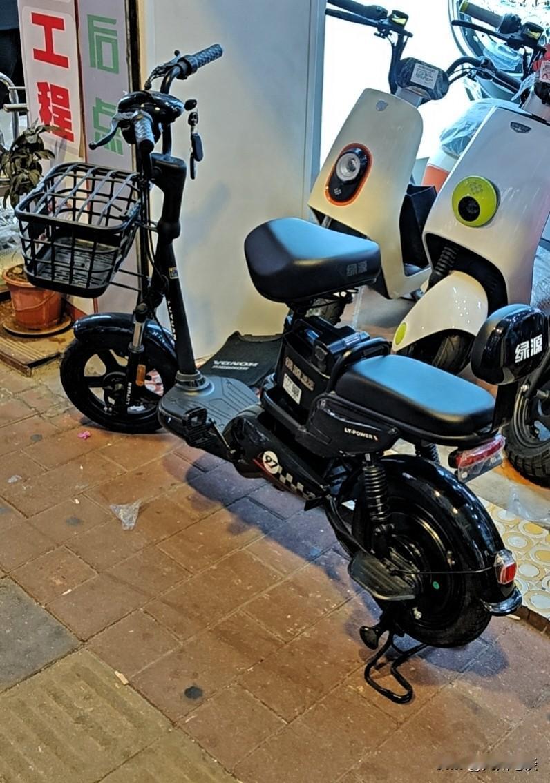 不推不知道，看来有的电动自行车下车推行，也不是那么容易推得！带助力的小小电动自