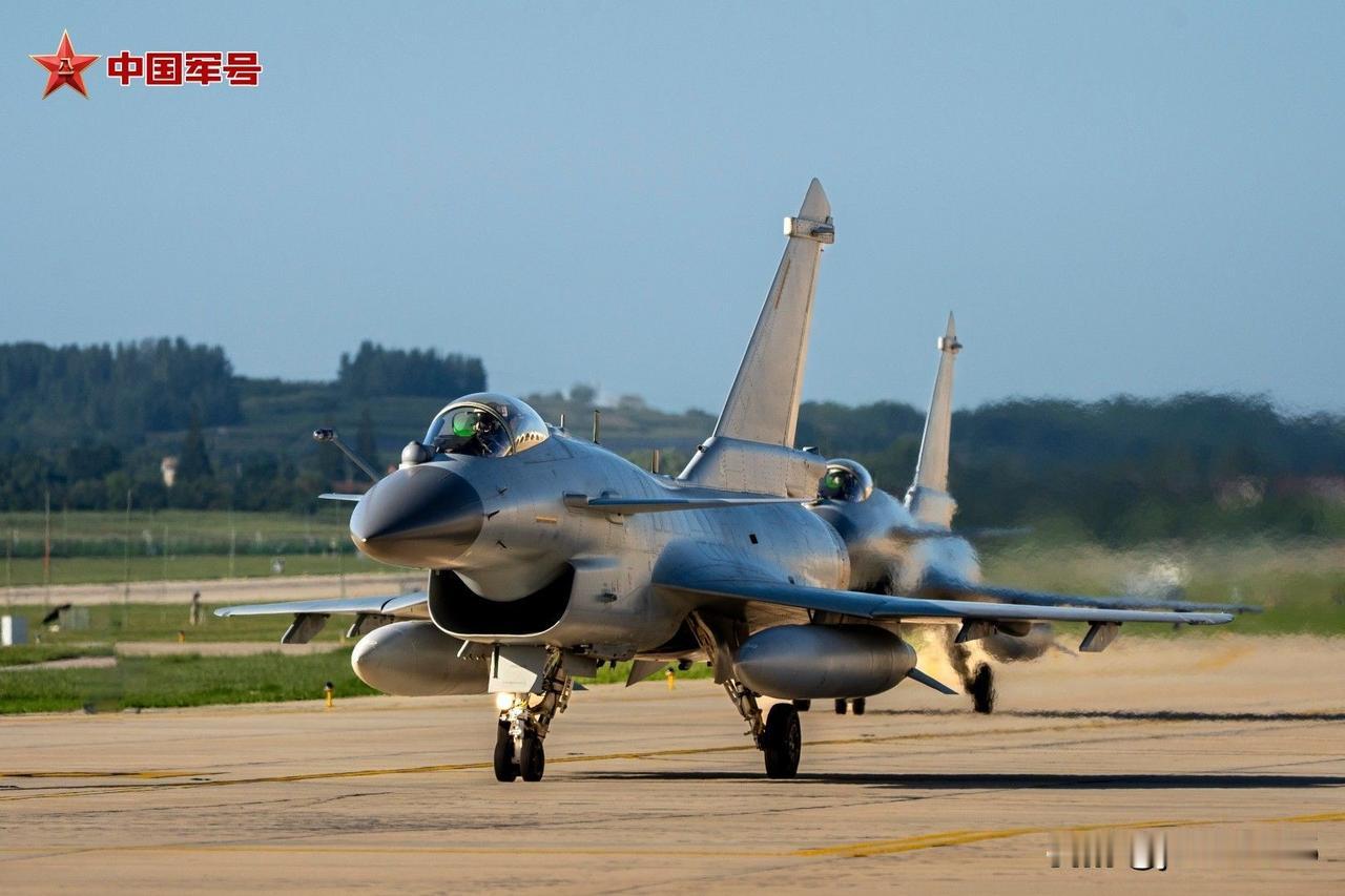 近日，北部战区空军航空兵某部组织飞行训练，有效锤炼部队备战打仗本领。歼-10C的