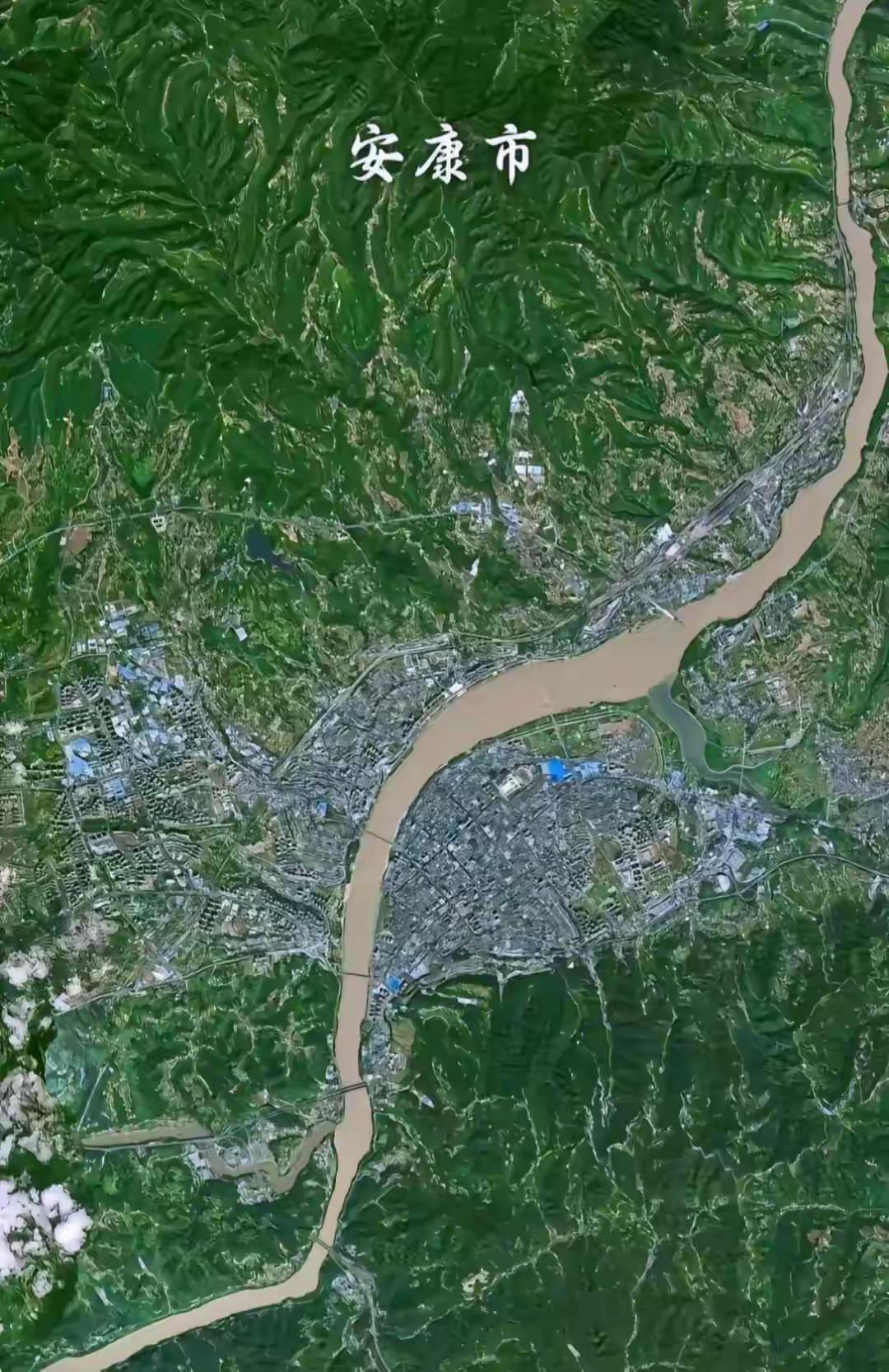 汉江从安康市区穿过，像一张弓，也像一个牛辔头(安康方言叫“牛给头”)，把安康城区