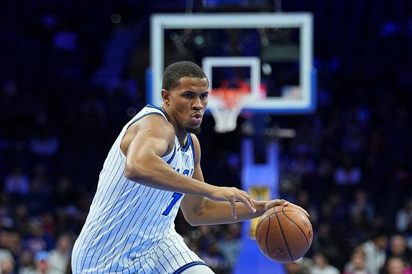 奥兰多魔术在周二宣布裁掉了持双向合同的奥兰多·罗宾逊。球队此举是为了给新签下的