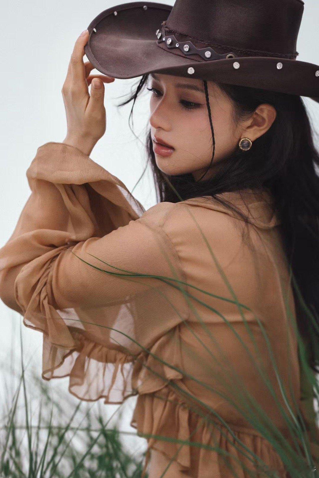 张婧仪自由野性美今年的生日，张婧仪又美的格外的经验，这样的西部牛仔风可不可以狠狠